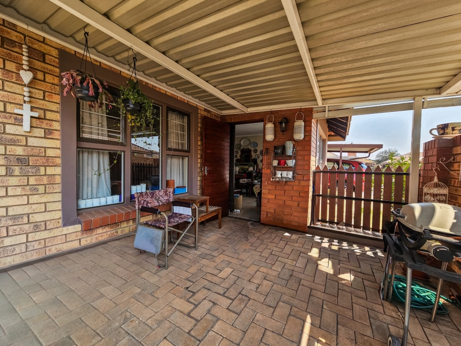 2 Bedroom Property for Sale in Montana Tuine Gauteng
