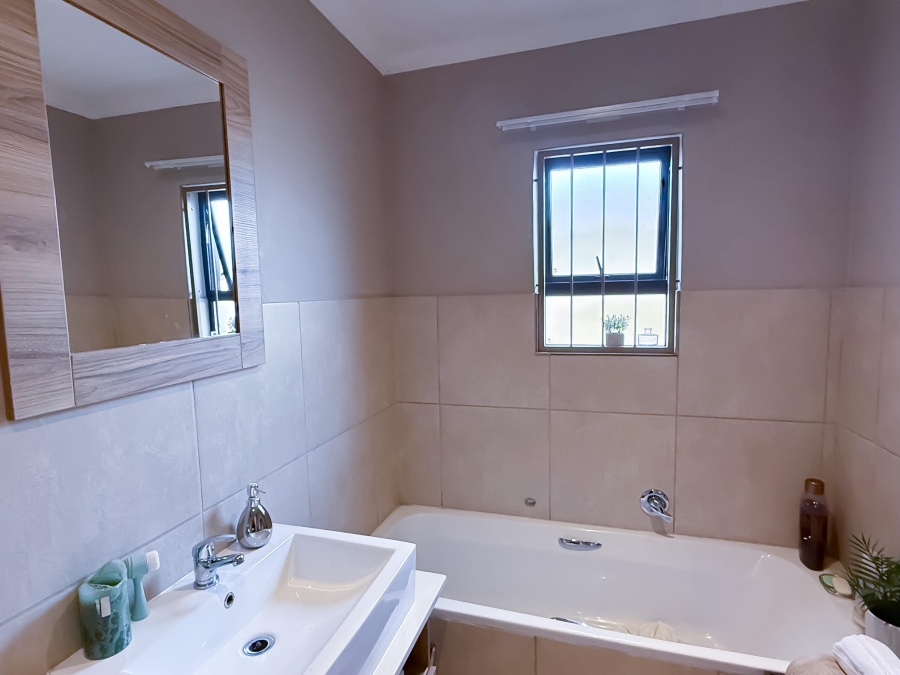 To Let 2 Bedroom Property for Rent in Die Hoewes Gauteng