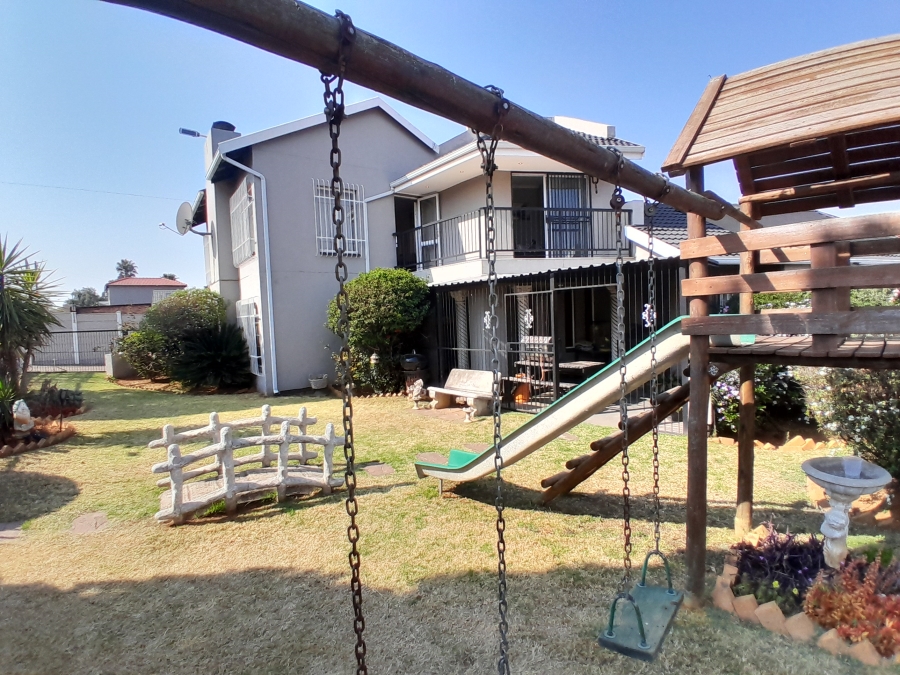 5 Bedroom Property for Sale in Witpoortjie Gauteng