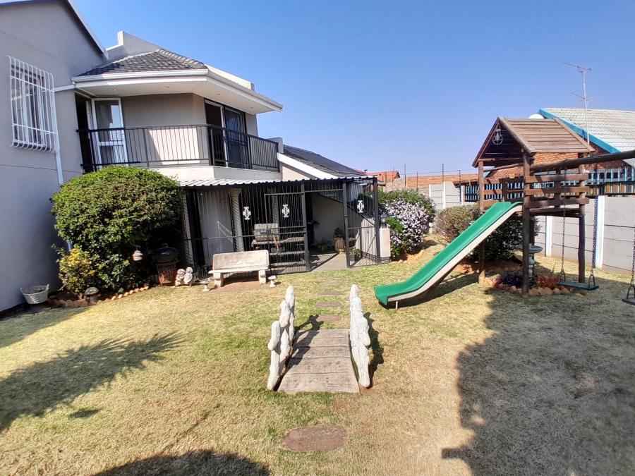 5 Bedroom Property for Sale in Witpoortjie Gauteng