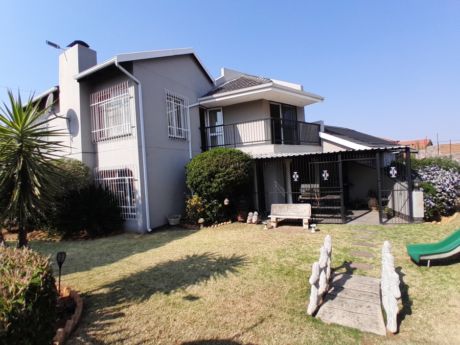 5 Bedroom Property for Sale in Witpoortjie Gauteng