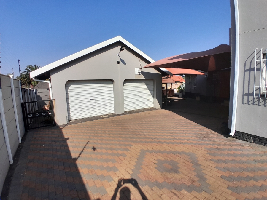 5 Bedroom Property for Sale in Witpoortjie Gauteng