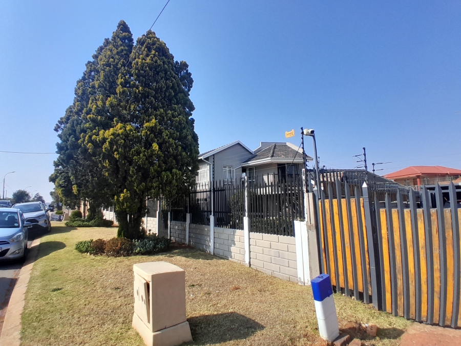 5 Bedroom Property for Sale in Witpoortjie Gauteng