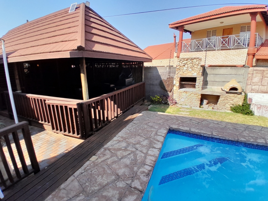 5 Bedroom Property for Sale in Witpoortjie Gauteng
