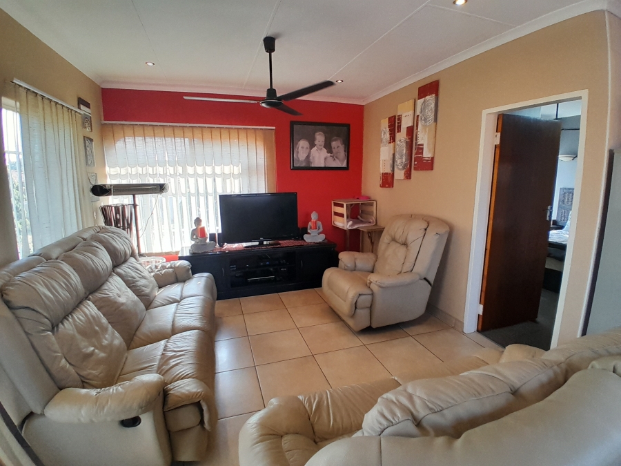 5 Bedroom Property for Sale in Witpoortjie Gauteng