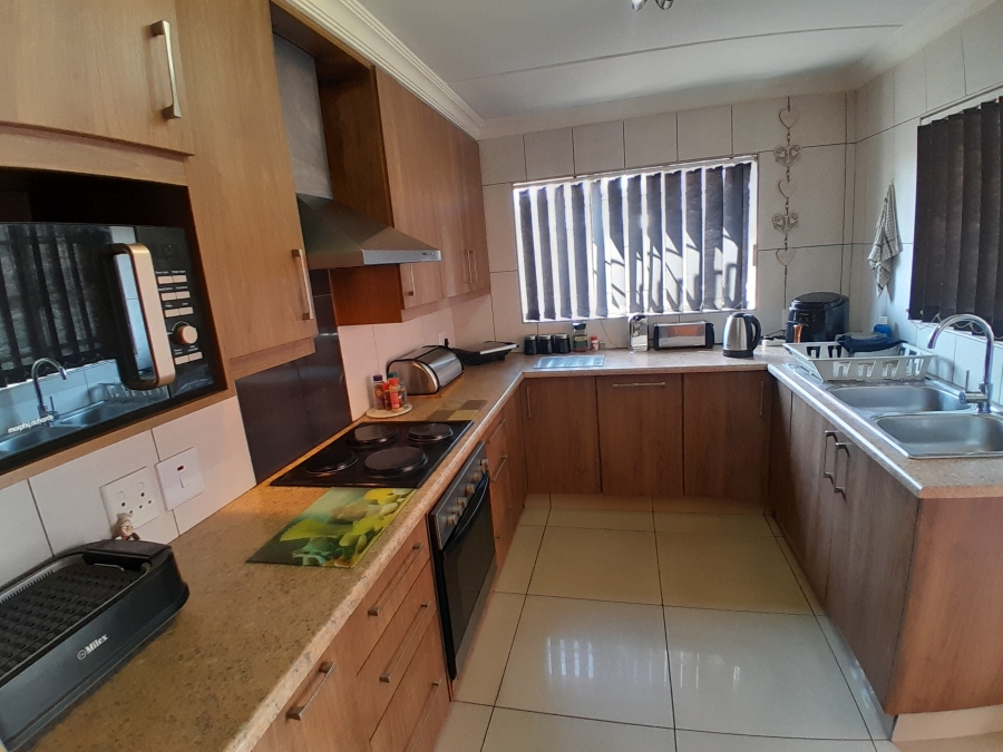 5 Bedroom Property for Sale in Witpoortjie Gauteng