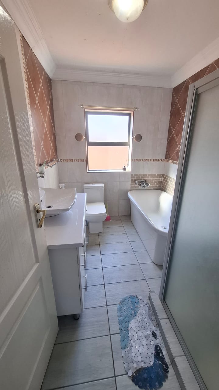 To Let 4 Bedroom Property for Rent in The Orchards Gauteng