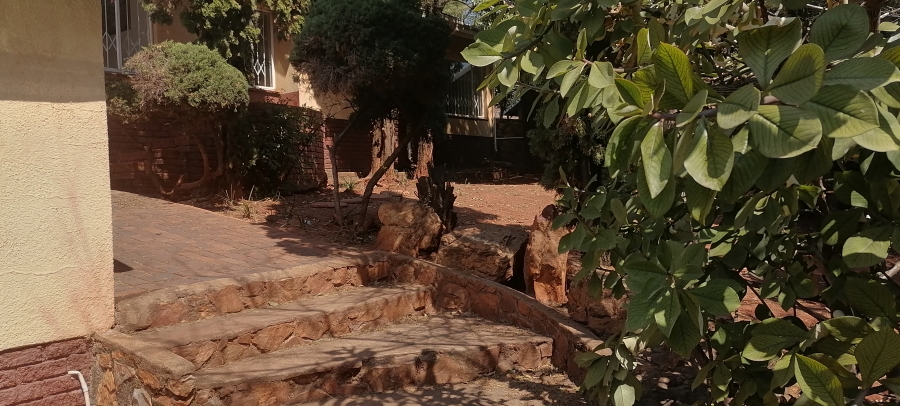 To Let 5 Bedroom Property for Rent in Wilro Park Gauteng