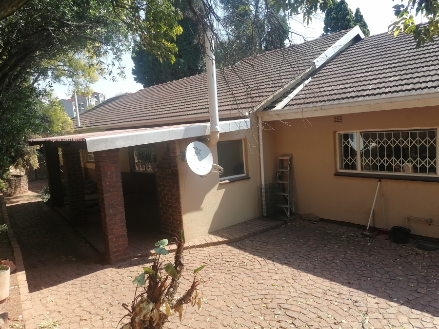 To Let 5 Bedroom Property for Rent in Wilro Park Gauteng