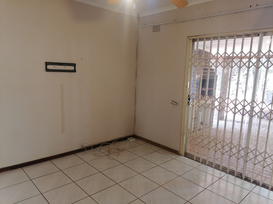 To Let 5 Bedroom Property for Rent in Wilro Park Gauteng