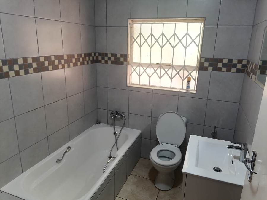 To Let 5 Bedroom Property for Rent in Wilro Park Gauteng