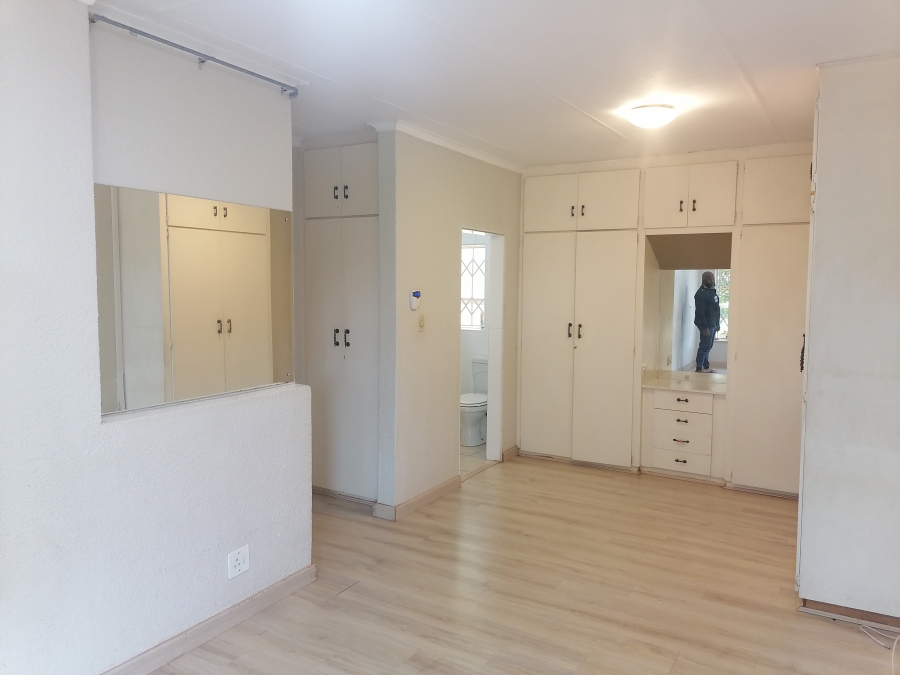 To Let 5 Bedroom Property for Rent in Wilro Park Gauteng