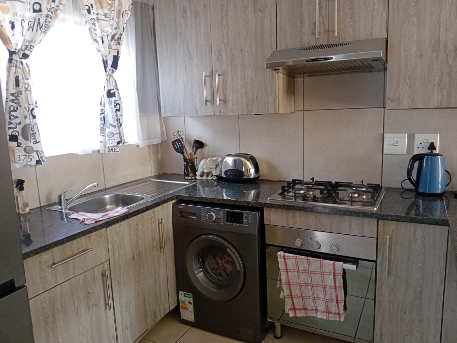 To Let 2 Bedroom Property for Rent in Glen Austin Gauteng