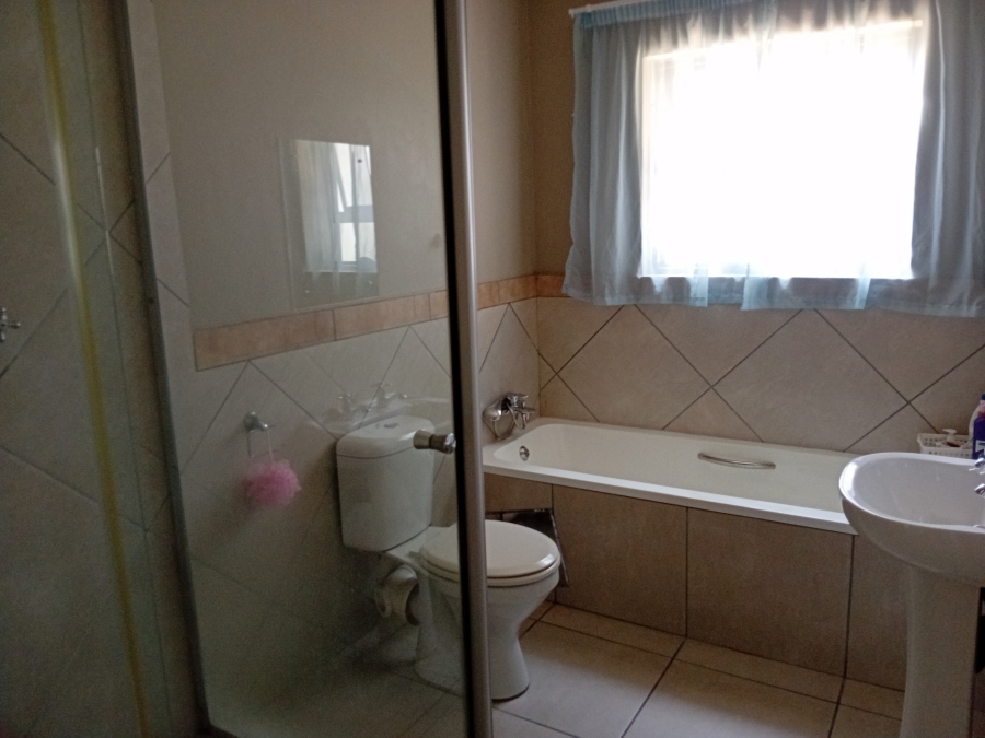 To Let 2 Bedroom Property for Rent in Glen Austin Gauteng