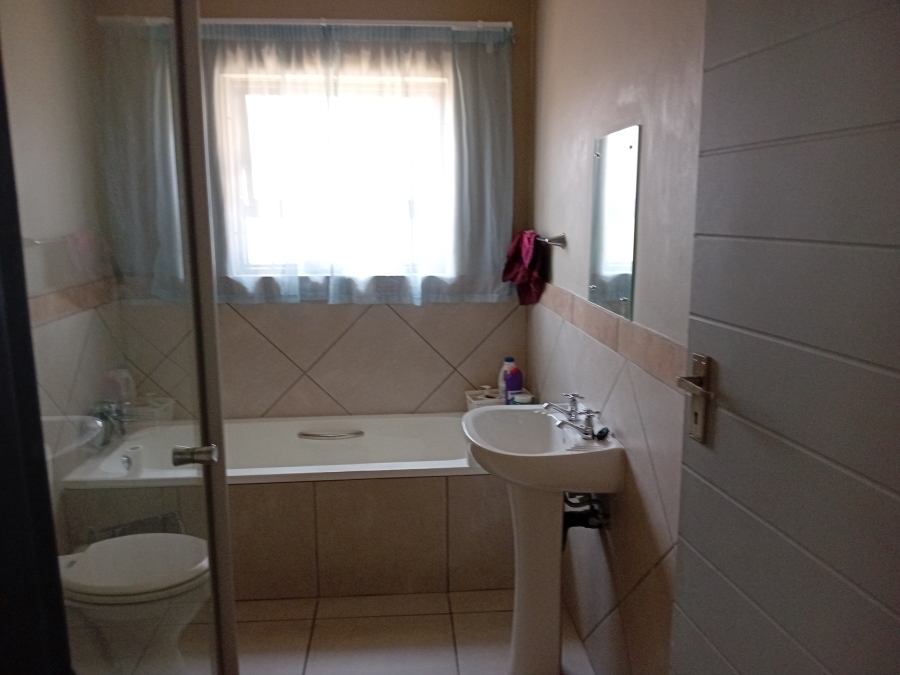 To Let 2 Bedroom Property for Rent in Glen Austin Gauteng