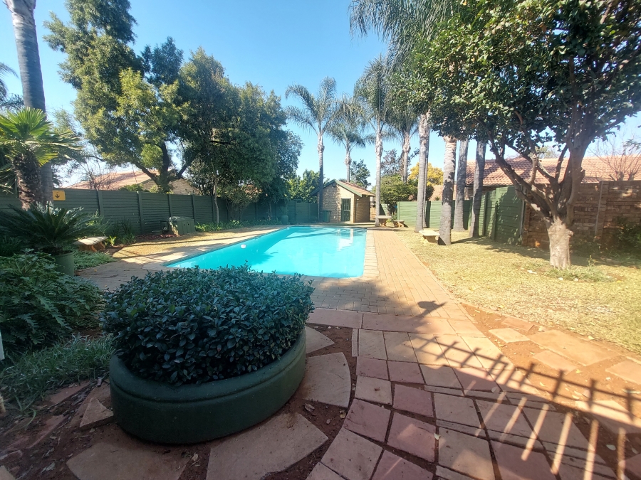 2 Bedroom Property for Sale in Die Wilgers Gauteng