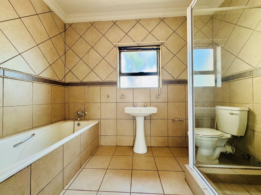 4 Bedroom Property for Sale in Annlin Gauteng