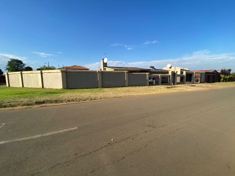 4 Bedroom Property for Sale in Eldorado Park Gauteng