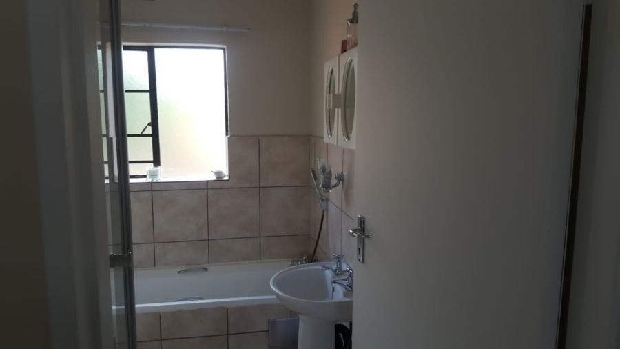 To Let 3 Bedroom Property for Rent in Sonneveld Gauteng