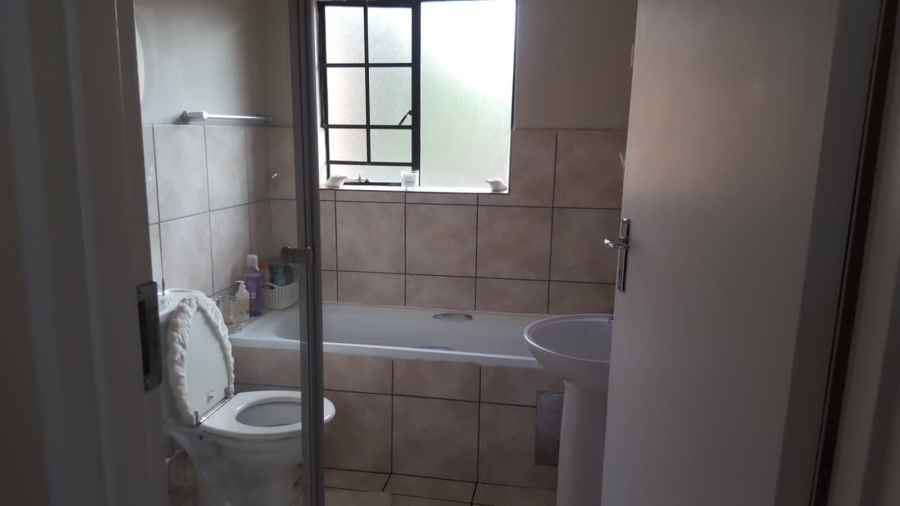 To Let 3 Bedroom Property for Rent in Sonneveld Gauteng