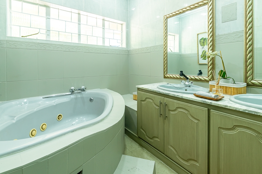 4 Bedroom Property for Sale in Waterkloof Ridge Gauteng