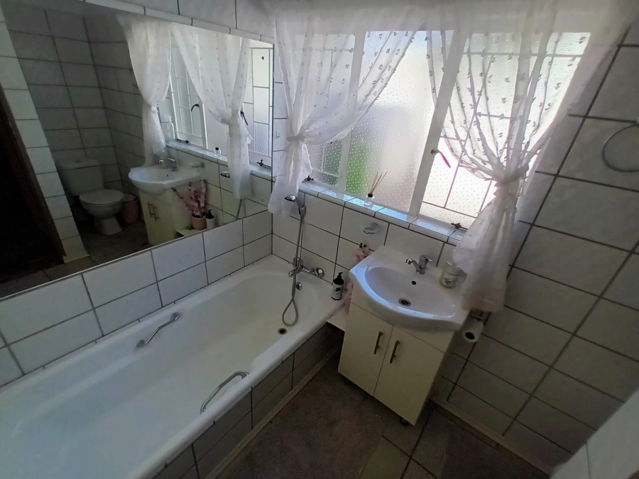 To Let 4 Bedroom Property for Rent in Doringkloof Gauteng
