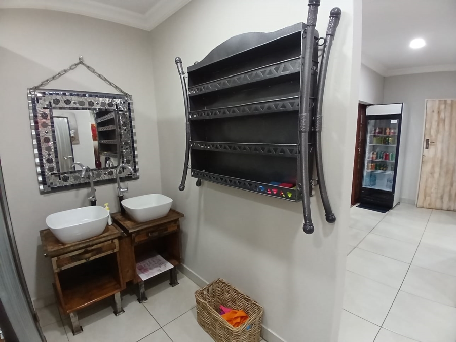 10 Bedroom Property for Sale in Three Rivers Gauteng