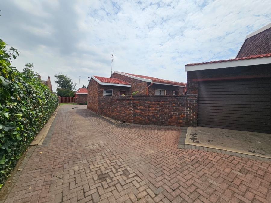 2 Bedroom Property for Sale in Three Rivers Gauteng