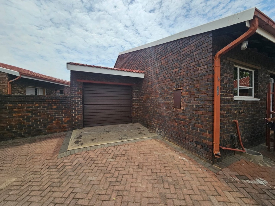 2 Bedroom Property for Sale in Three Rivers Gauteng