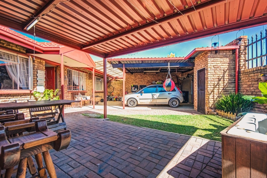 3 Bedroom Property for Sale in Glen Marais Gauteng