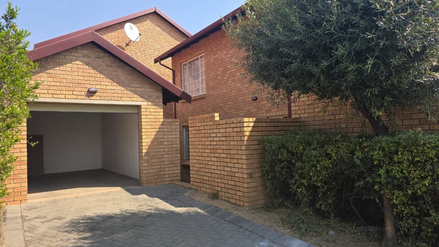 2 Bedroom Property for Sale in The Reeds Gauteng