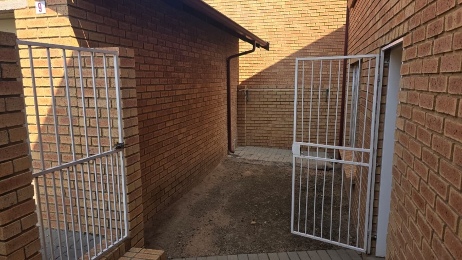 2 Bedroom Property for Sale in The Reeds Gauteng