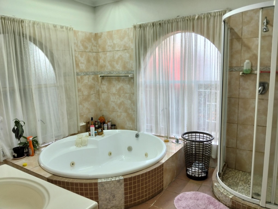 4 Bedroom Property for Sale in Garsfontein Gauteng