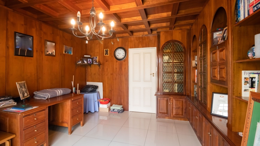 6 Bedroom Property for Sale in Klippoortjie Gauteng