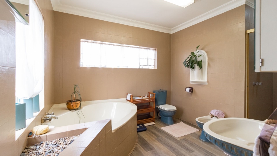 6 Bedroom Property for Sale in Klippoortjie Gauteng