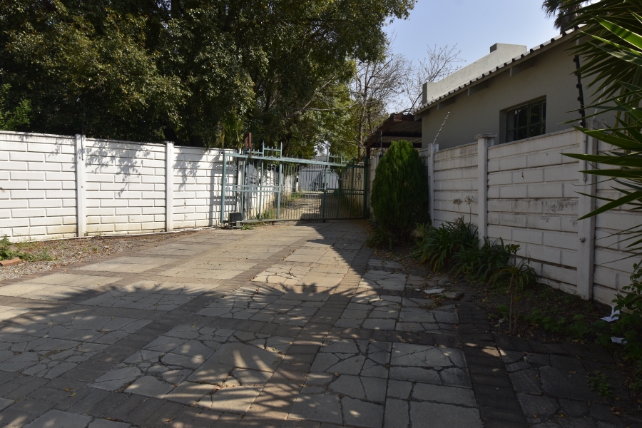 To Let 1 Bedroom Property for Rent in Weltevreden Park Gauteng