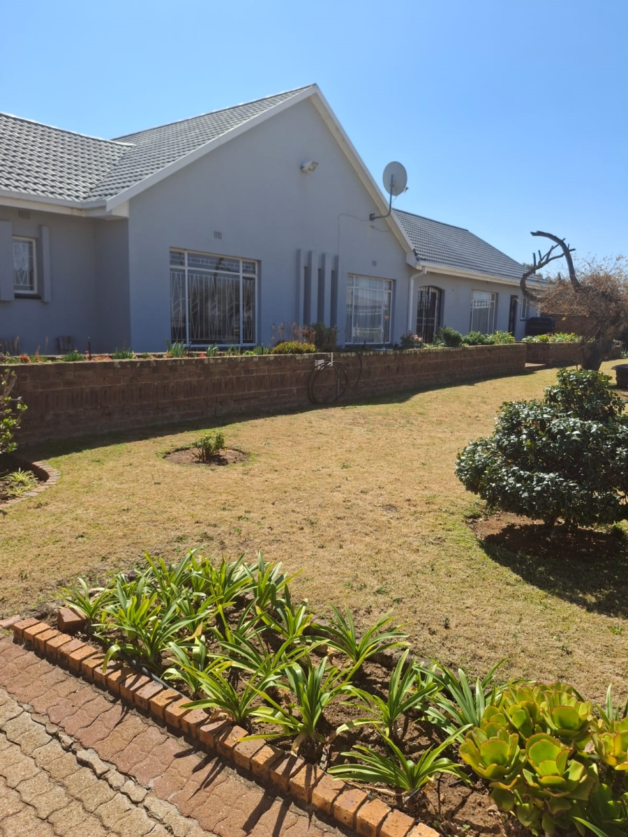 6 Bedroom Property for Sale in Tenacre A H Gauteng
