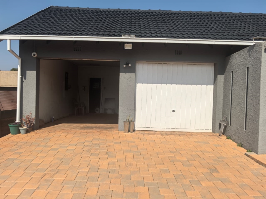 3 Bedroom Property for Sale in Wilro Park Gauteng