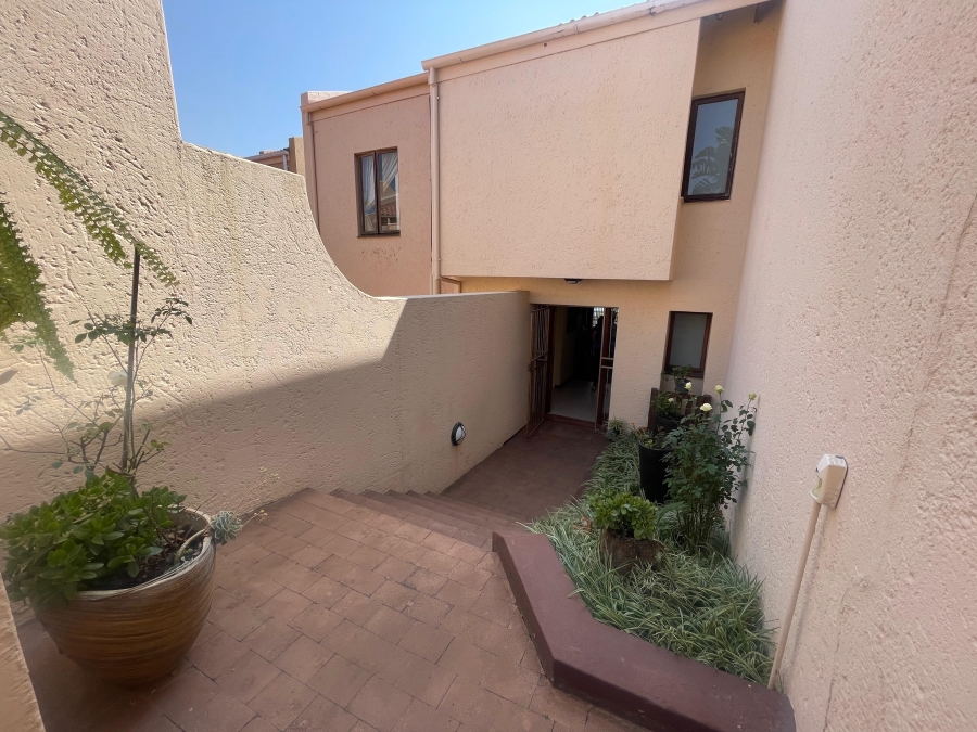 3 Bedroom Property for Sale in Wilro Park Gauteng