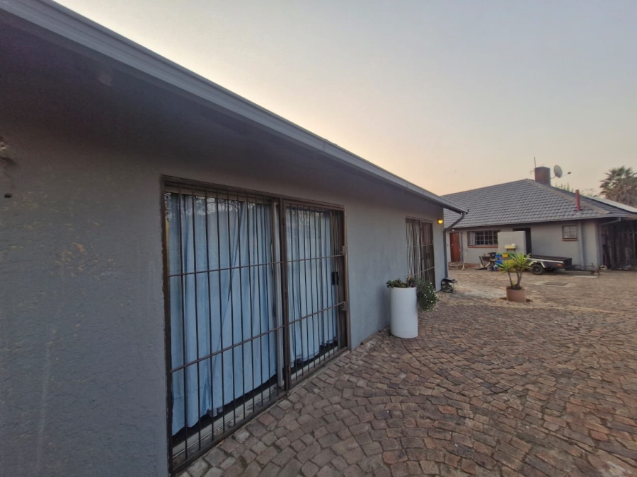 To Let 2 Bedroom Property for Rent in Esther Park Gauteng