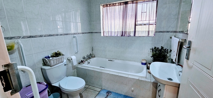 3 Bedroom Property for Sale in Three Rivers Proper Gauteng