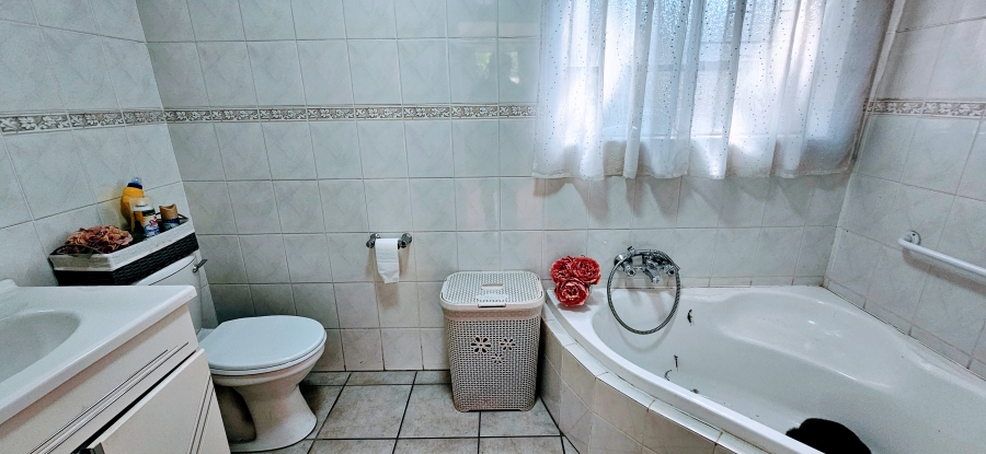 3 Bedroom Property for Sale in Three Rivers Proper Gauteng