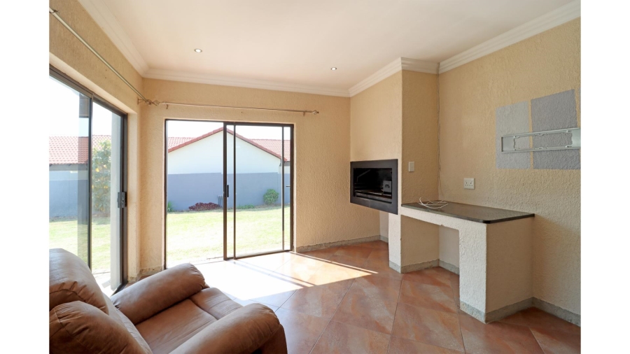 3 Bedroom Property for Sale in Thatchfield Hills Gauteng