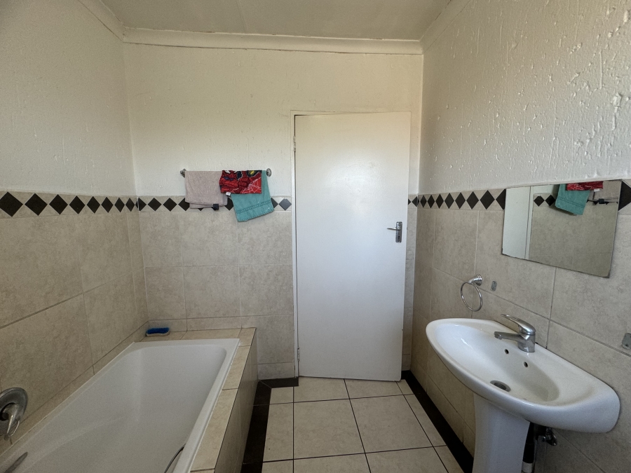 To Let 3 Bedroom Property for Rent in Gosforth Park Gauteng
