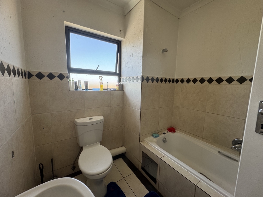 To Let 3 Bedroom Property for Rent in Gosforth Park Gauteng