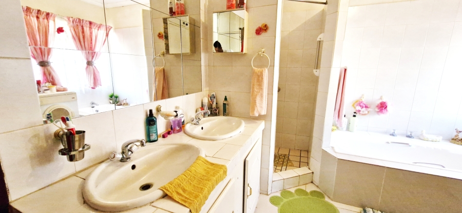 3 Bedroom Property for Sale in Magalieskruin Gauteng