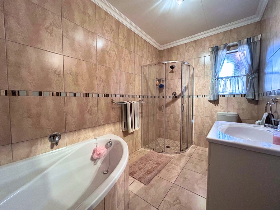 3 Bedroom Property for Sale in Eldoraigne Gauteng