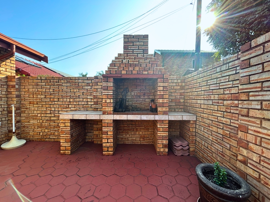 3 Bedroom Property for Sale in Eldoraigne Gauteng