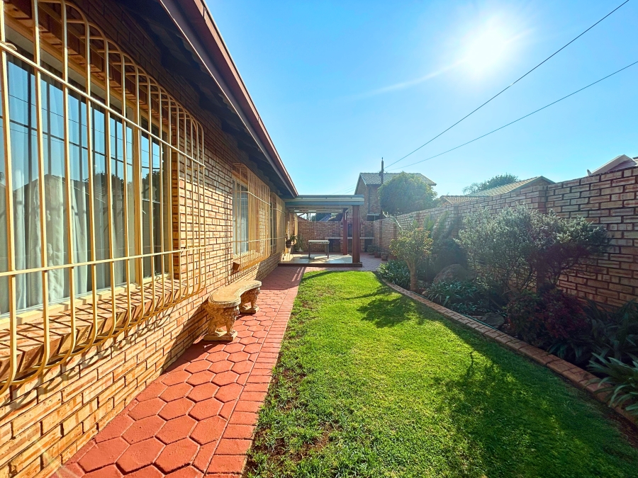 3 Bedroom Property for Sale in Eldoraigne Gauteng