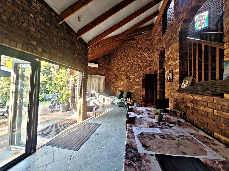 5 Bedroom Property for Sale in Faerie Glen Gauteng